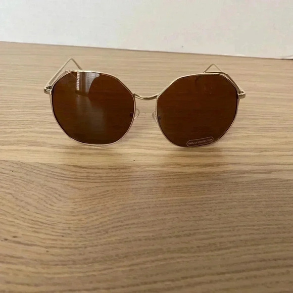 🆕Fashion Gold Metal Frame Sunglasses🆕 - Picture 2 of 5